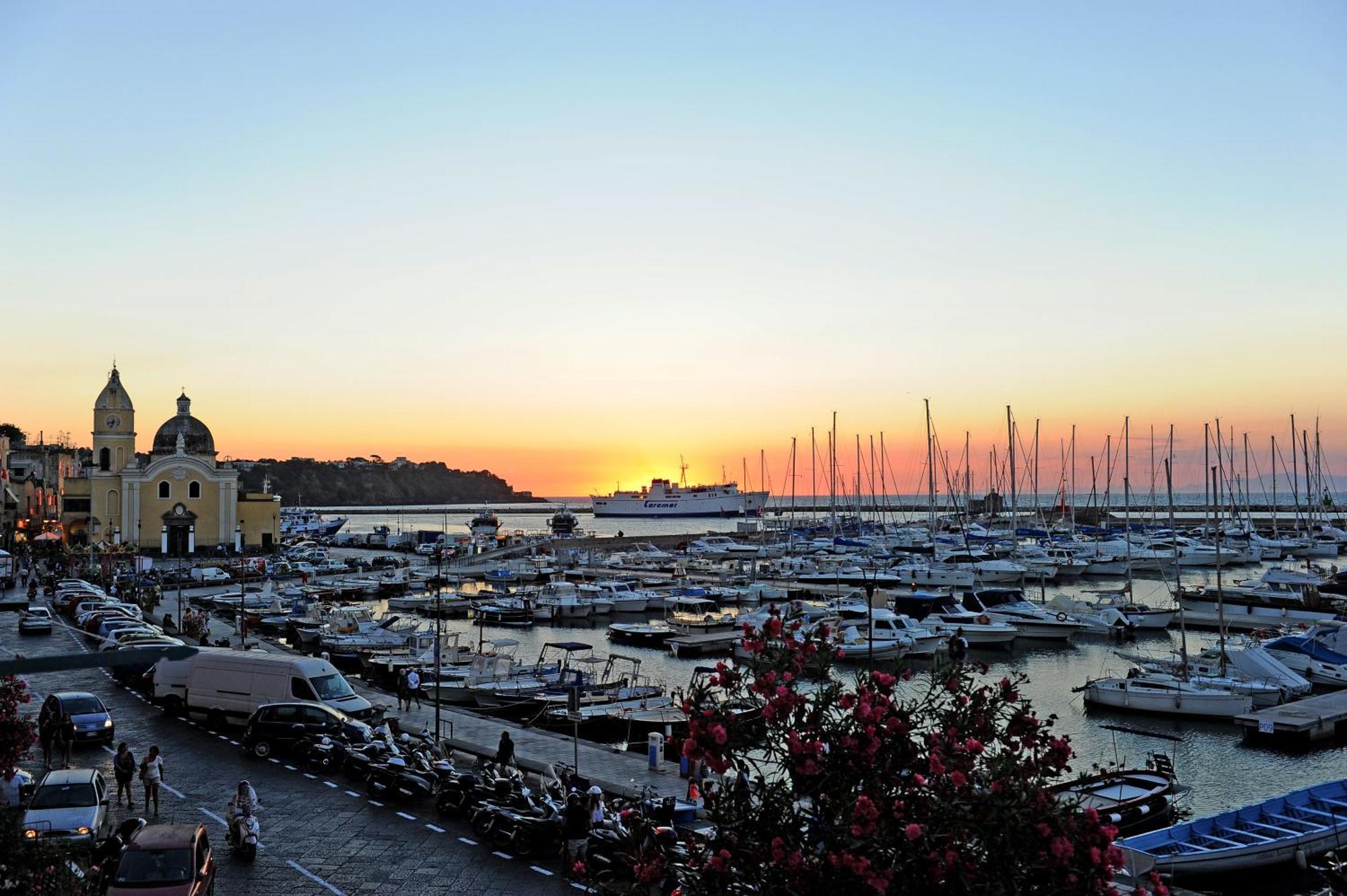L'Isola Del Postino Rooms Procida Bagian luar foto